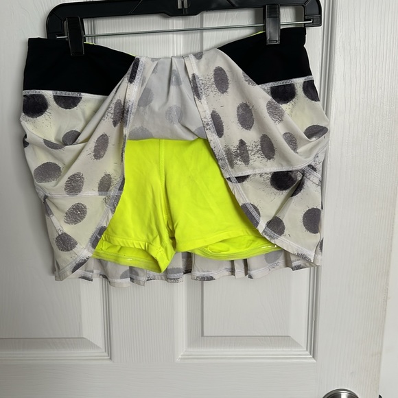 Lululemon Pacesetter Tennis skirt- 6 reg - Picture 4 of 4